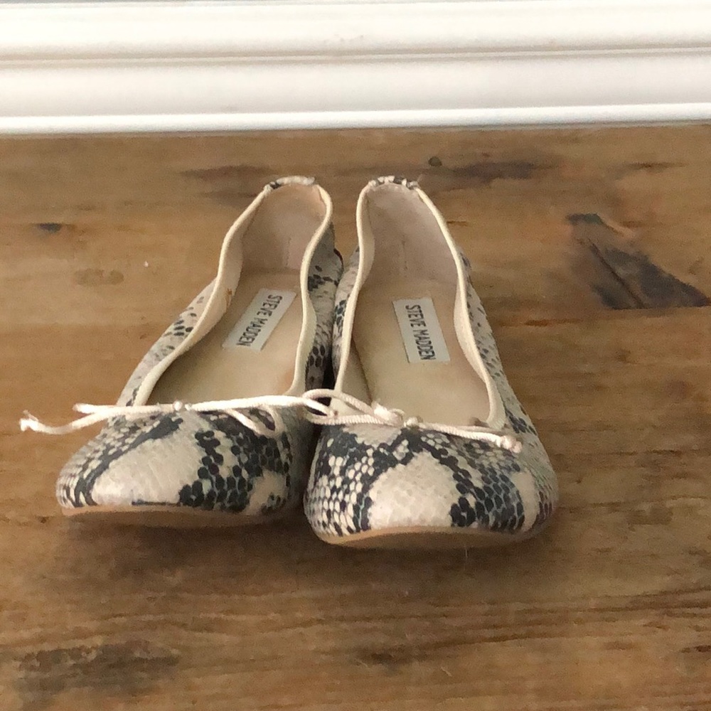 Steve Madden reptile flats size 7.5
